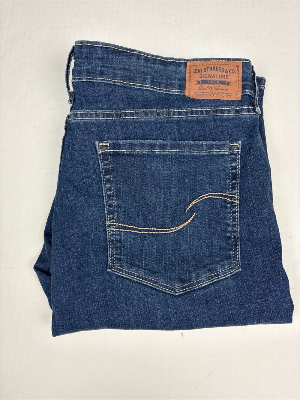 Levi Strauss Women Size 14 Jeans Totally Shaping Straight Leg Blue Denim Stretch